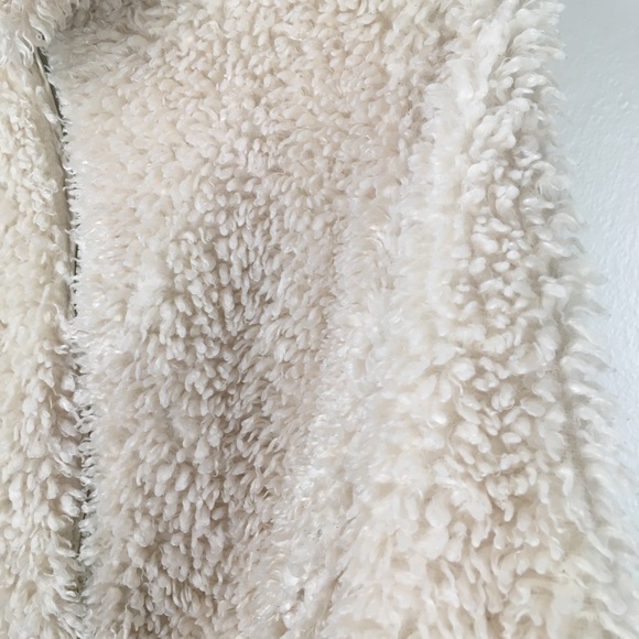Zara Trf Mock Neck Zip Up Long Sleeve Eyelash Sherpa Jacket in Cream - Picture 3 of 11